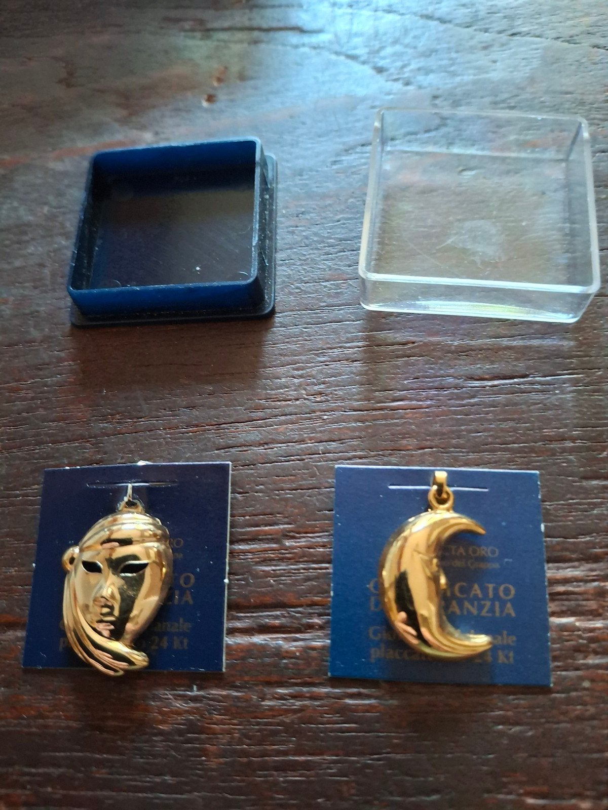 2 Vergulde Hangers: Masker en Maan, Overige voorstellingen, Nieuw, Ophalen of Verzenden, Goud