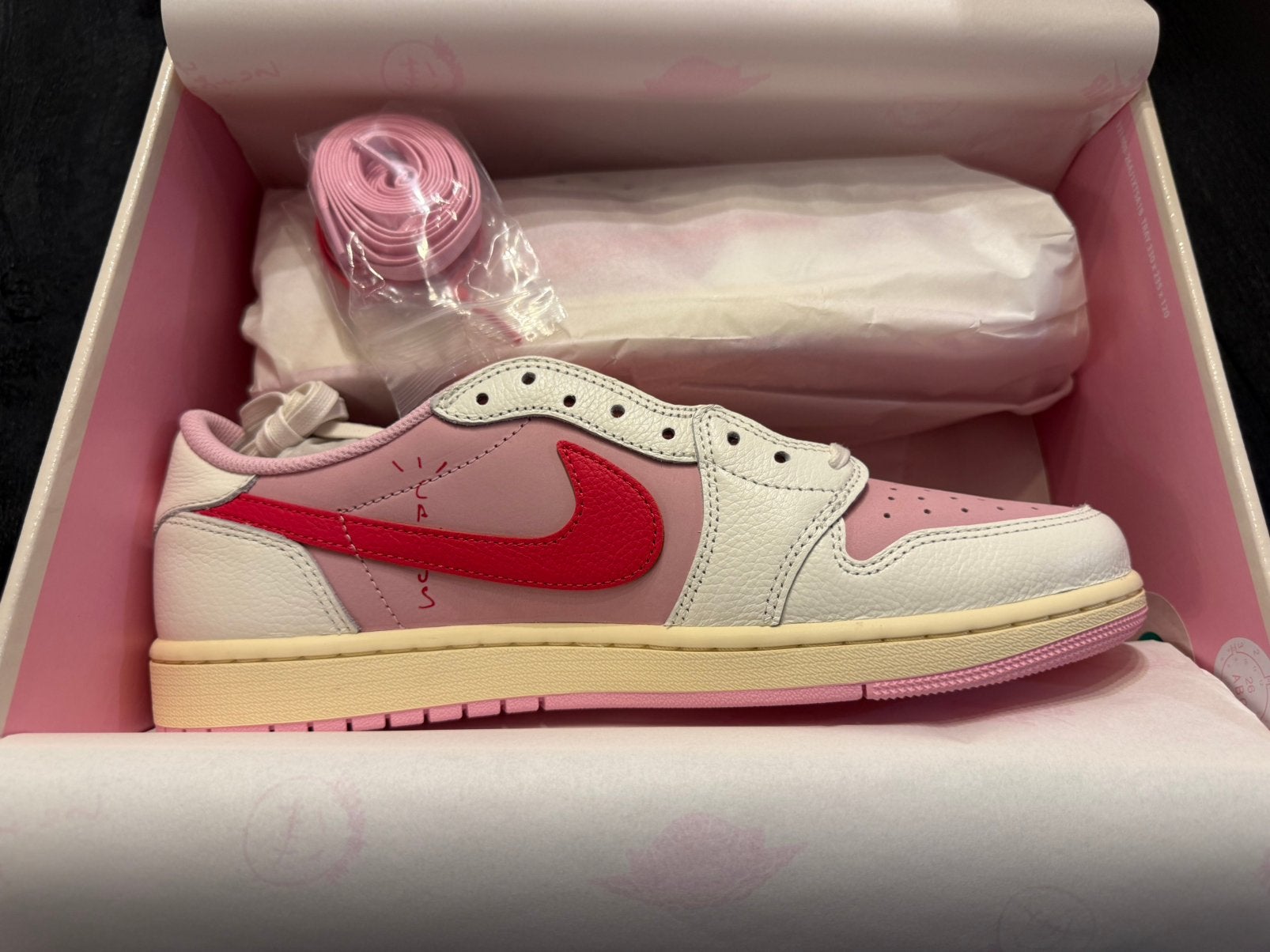 Nike Air Jordan 1 low x Travis Scott Tropical Pink EU45, Ophalen of Verzenden, Nieuw, Overige kleuren