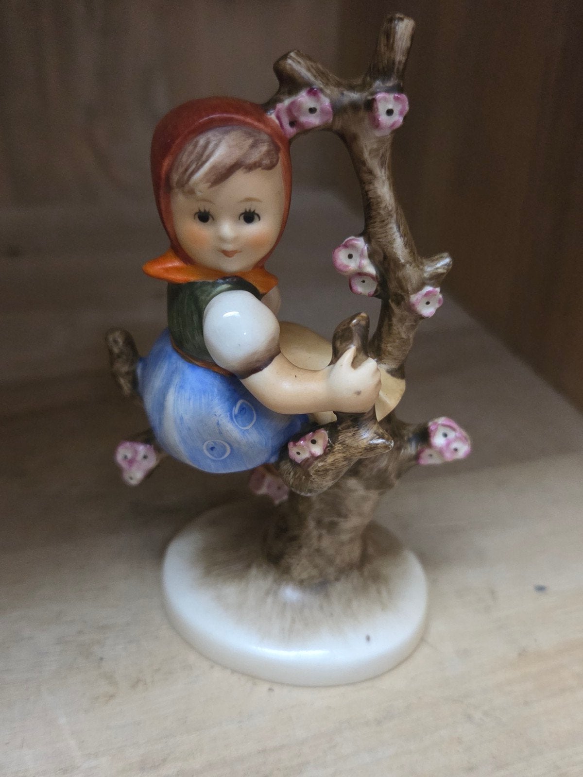 Vintage Hummel beeldje 'Meisje op Schommel' - W. Germany, Ophalen of Verzenden, Zo goed als nieuw, Hummel