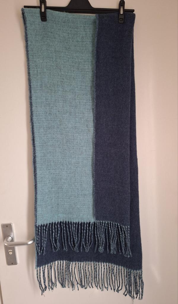 Zachte sjaal blauw tweezijdig, Kleding | Dames, Mutsen, Sjaals en Handschoenen, Ophalen of Verzenden, Zo goed als nieuw, Maat 46/48 (XL) of groter