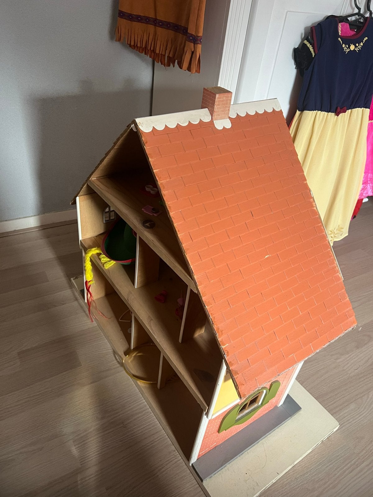 Foto 3 van Groot houten poppenhuis met meerdere verdiepingen