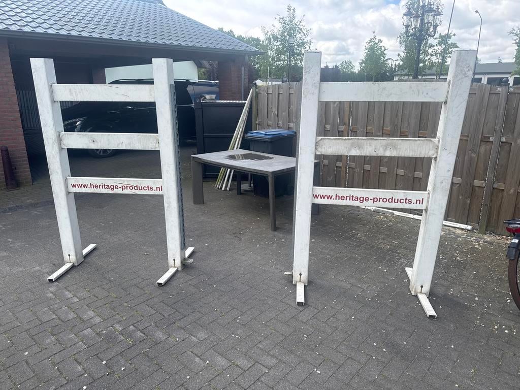 Gratis twee kunststof springhindernnisen plus tafel, Dieren en Toebehoren, Ophalen, Zo goed als nieuw, Springen