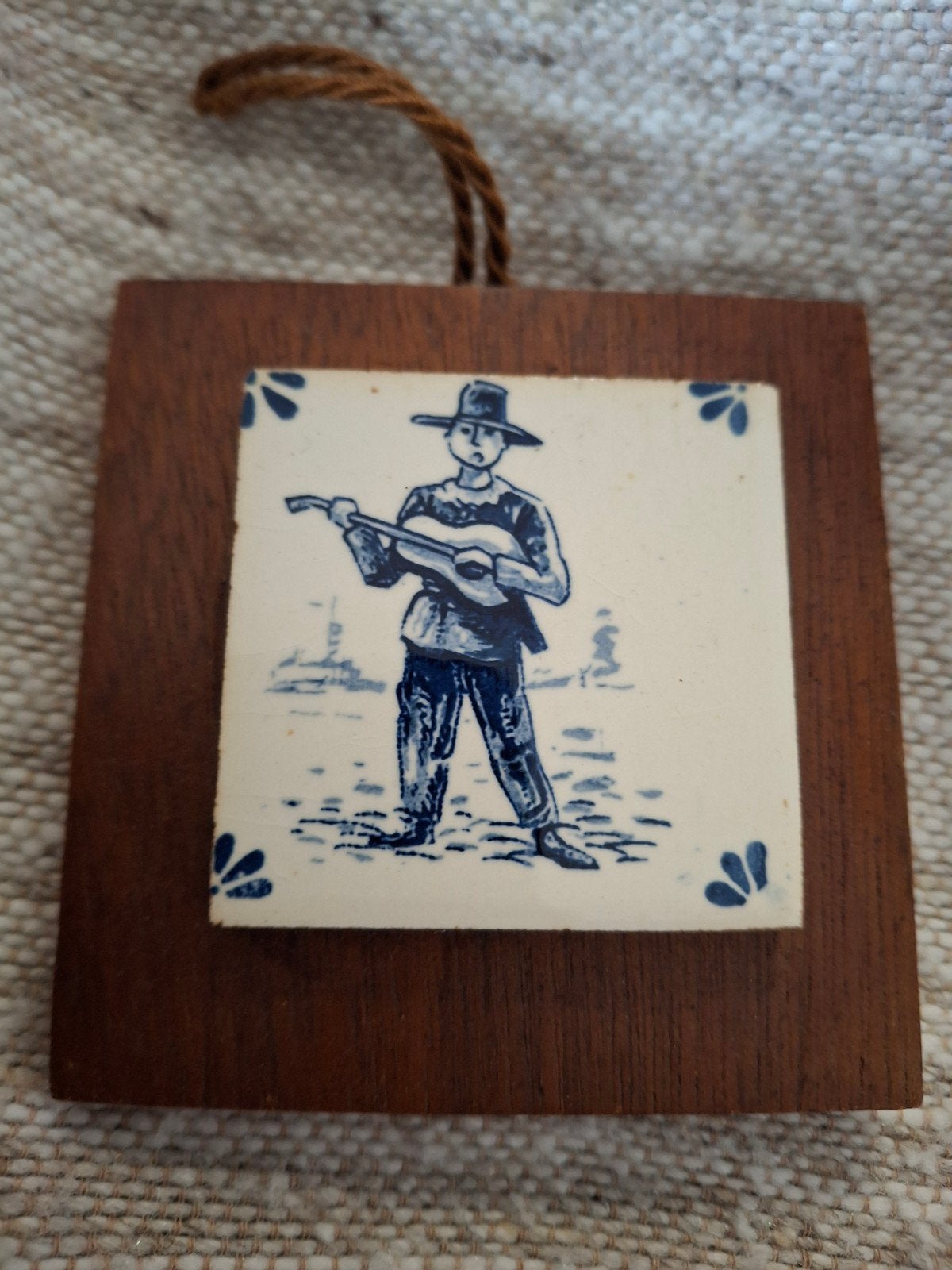 Delfts Blauw tegeltje met muzikant op houten plankje, Antiek en Kunst, Ophalen of Verzenden