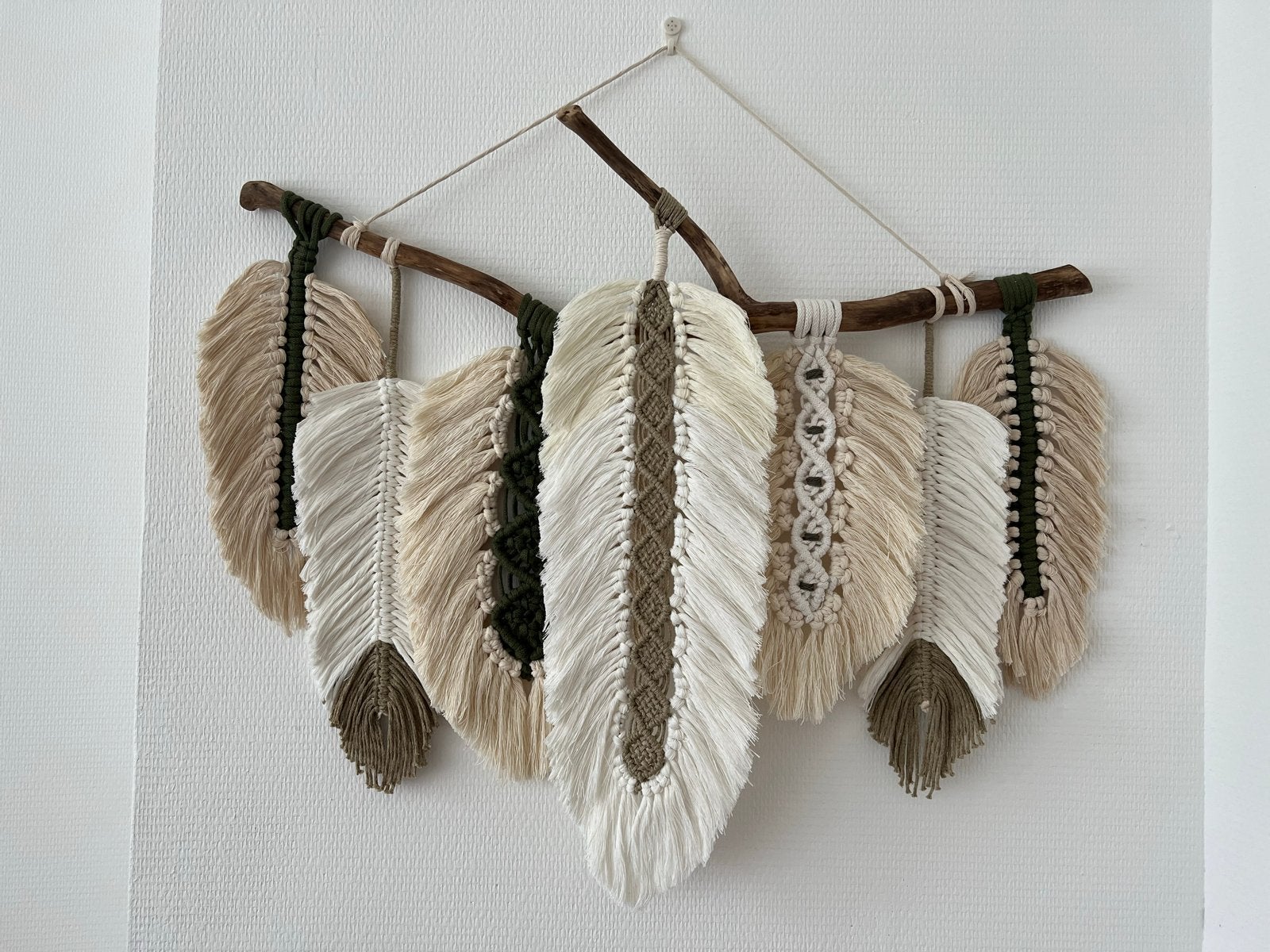 Macramé Wanddecoratie - Boheemse Veren op Houten Tak, Meerkleurig, Boho, Nieuw, Ophalen of Verzenden