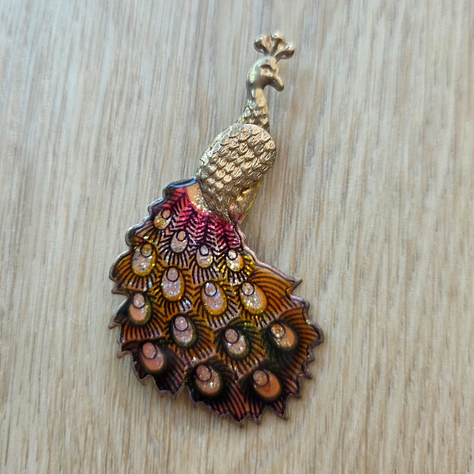 Vintage gouden kleurige broche pauw met gekleurde veren, Sieraden, Tassen en Uiterlijk, Broches, Ophalen of Verzenden, Zo goed als nieuw