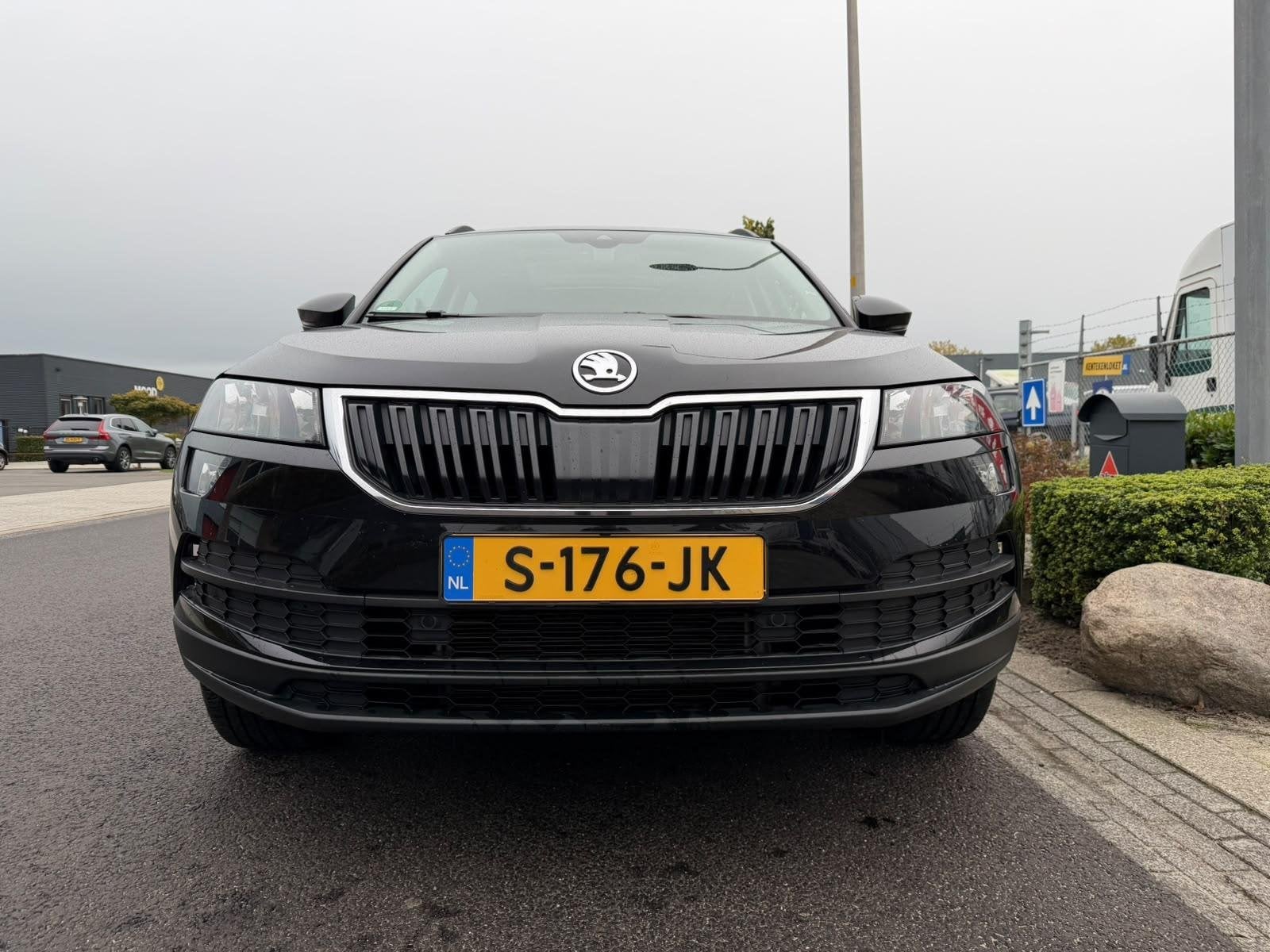 Skoda Karoq 1.5 TSI ACT Style Business | PANO | Carplay | El, Auto's, Stof, 4 cilinders, 150 pk, Zwart