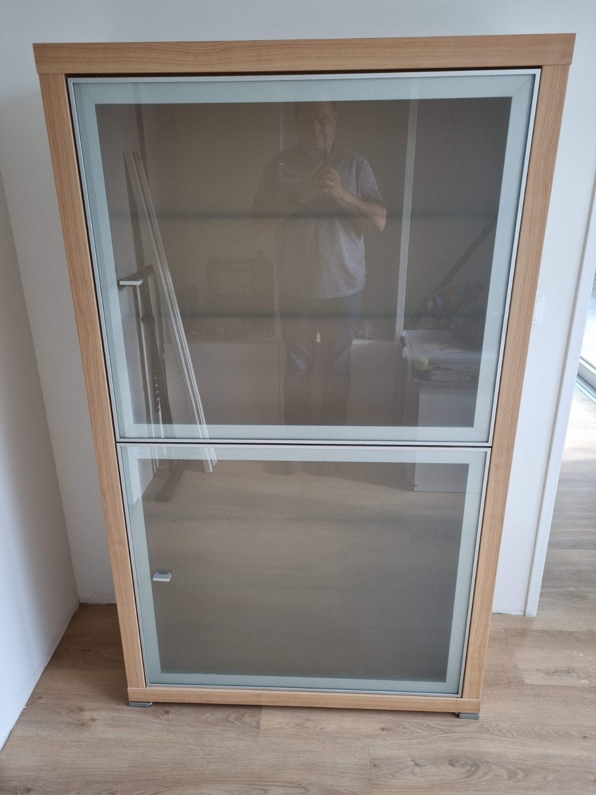 Servieskast met melkglas deuren en indirecte verlichting, Ophalen, Gebruikt