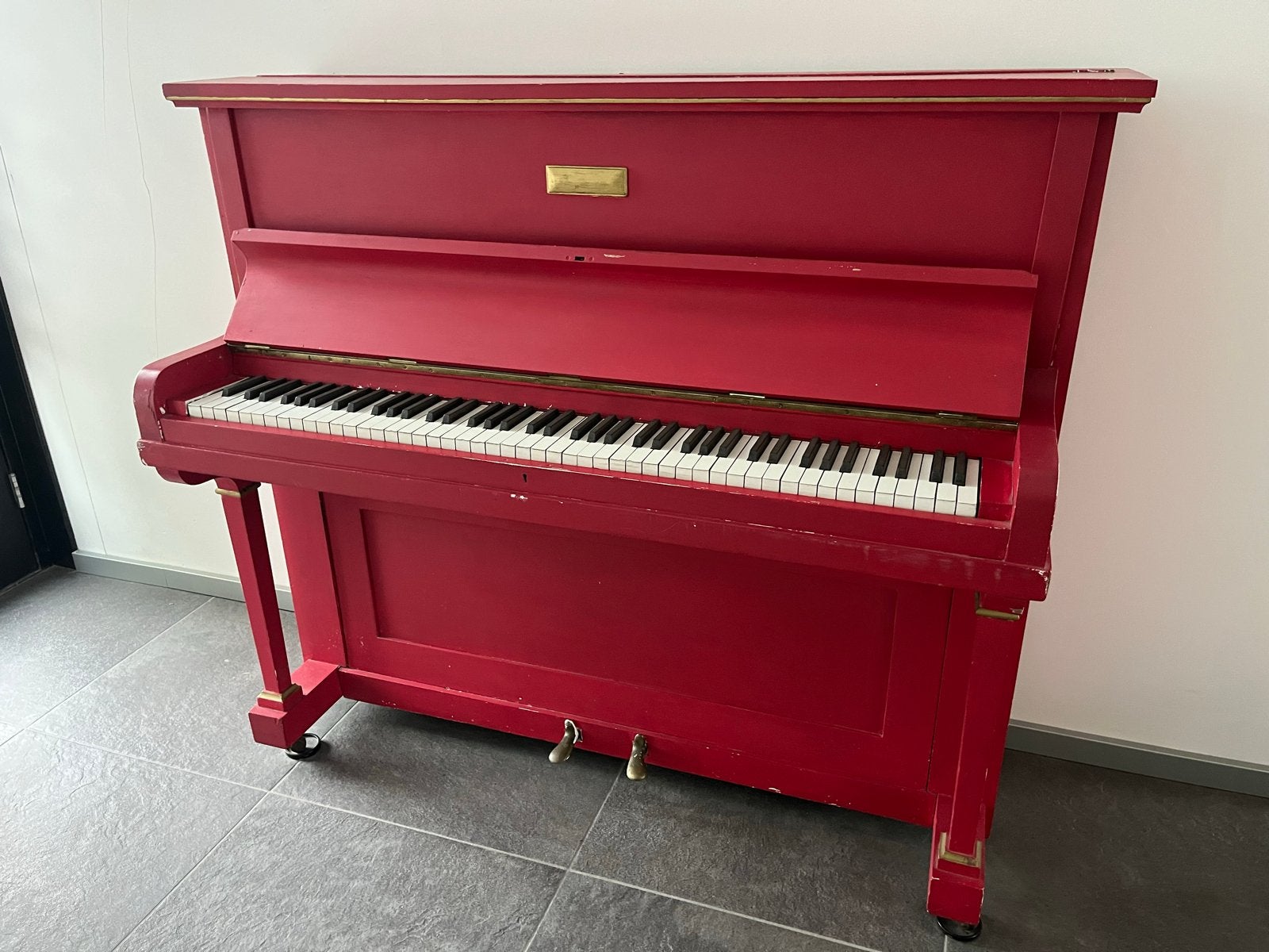 Rode piano, Muziek en Instrumenten, Piano's, Ophalen, Gebruikt, Overige kleuren, Piano