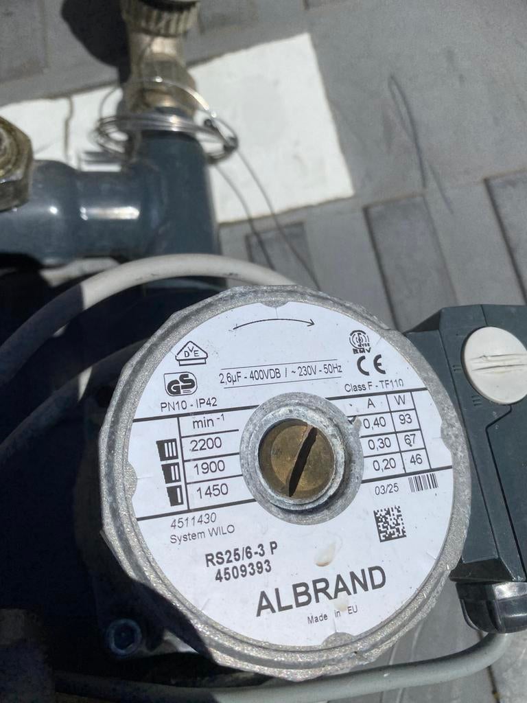 Cv Verwarmings pomp met buizen t.e.a.b., Doe-het-zelf en Verbouw, Verwarming en Radiatoren, Ophalen of Verzenden, Zo goed als nieuw