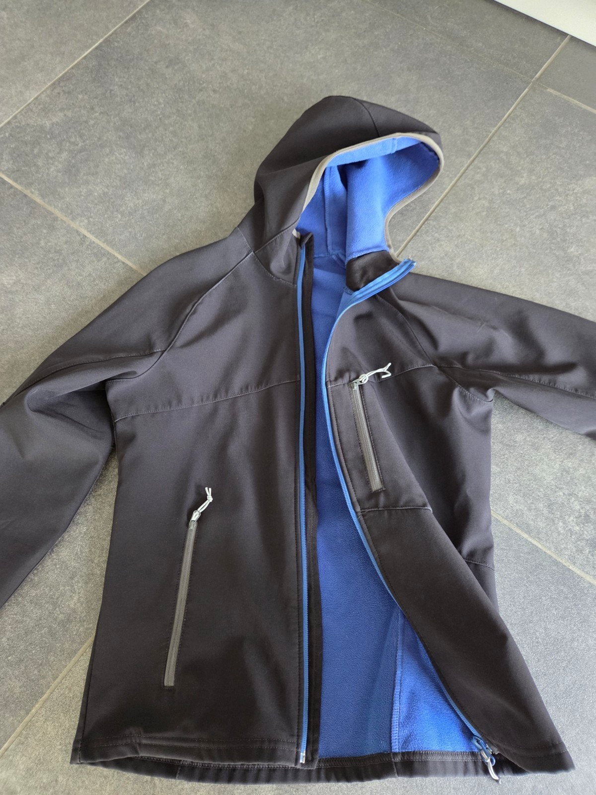 Decathlon Softshell Jas Zwart/Blauw Maat 14 Jaar, Kinderen en Baby's, Kinderkleding | Maat 158, Ophalen of Verzenden, Zo goed als nieuw