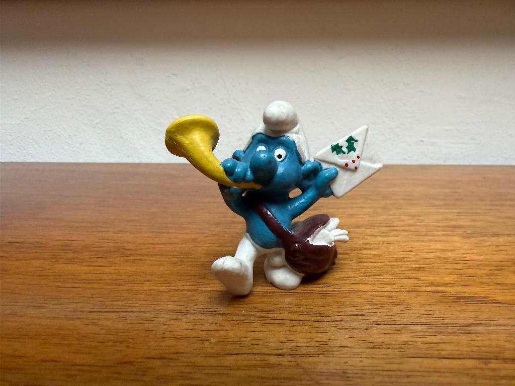 Postbode Smurf met kerstbrief / kerstkaart, Verzamelen, Ophalen of Verzenden, Gebruikt, Overige Smurfen, Poppetje, Figuurtje of Knuffel