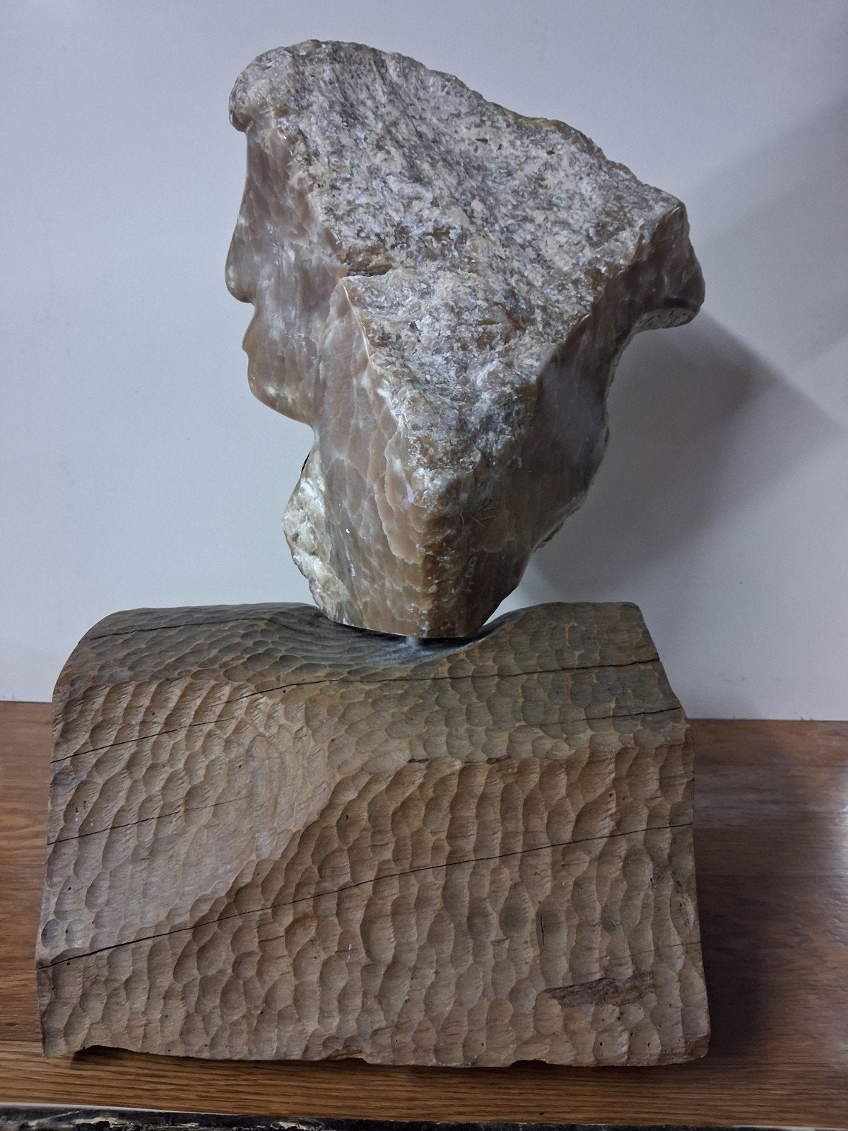 Uniek stenen beeld op houten sokkel - Modern kunstwerk, Ophalen, 20 - 50 cm, Steen of Keramiek, Beeld