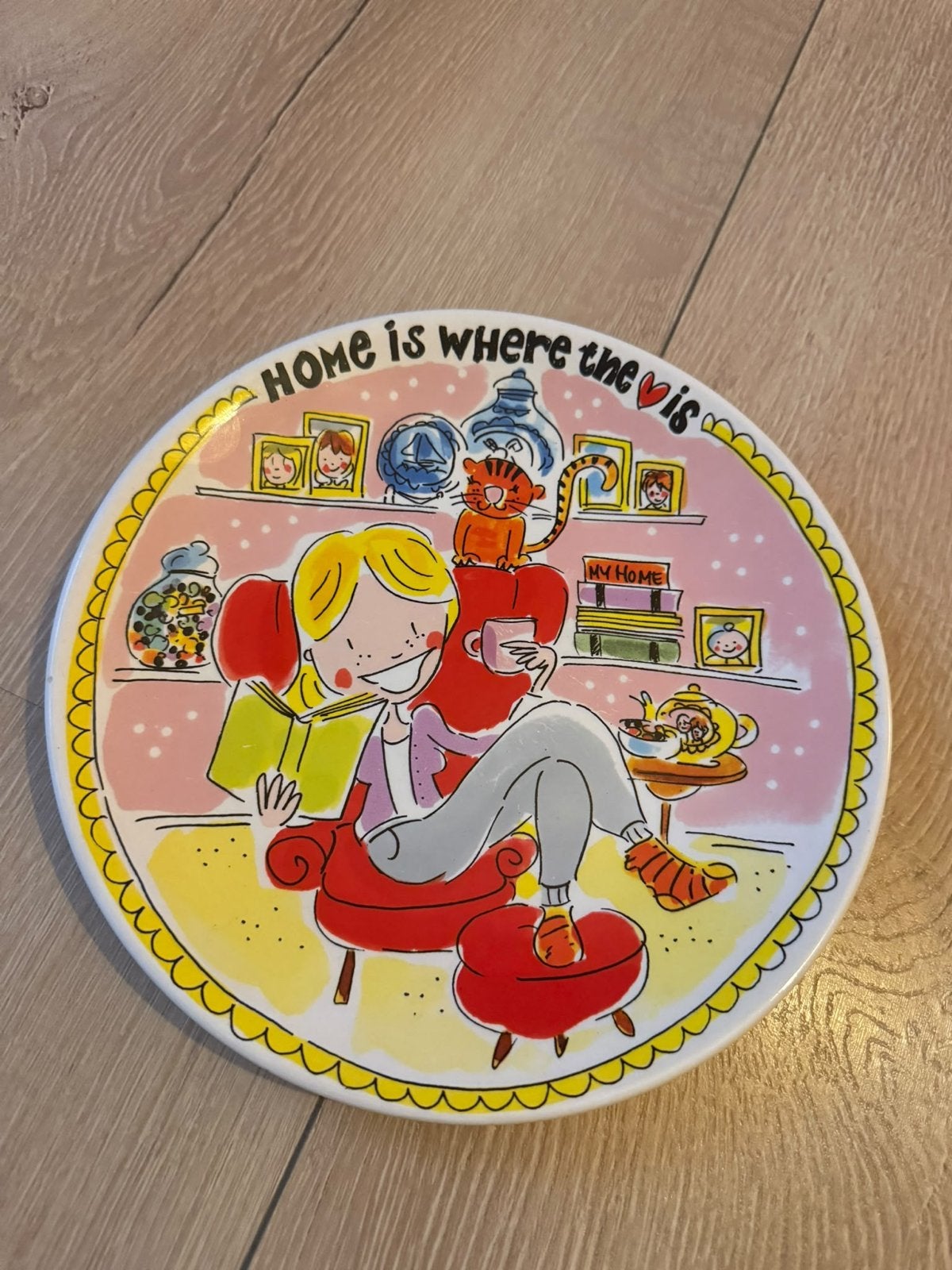 Blond Amsterdam ‘Home’ bord girl - ø22 cm, Ophalen of Verzenden, Zo goed als nieuw, Bord(en), Modern