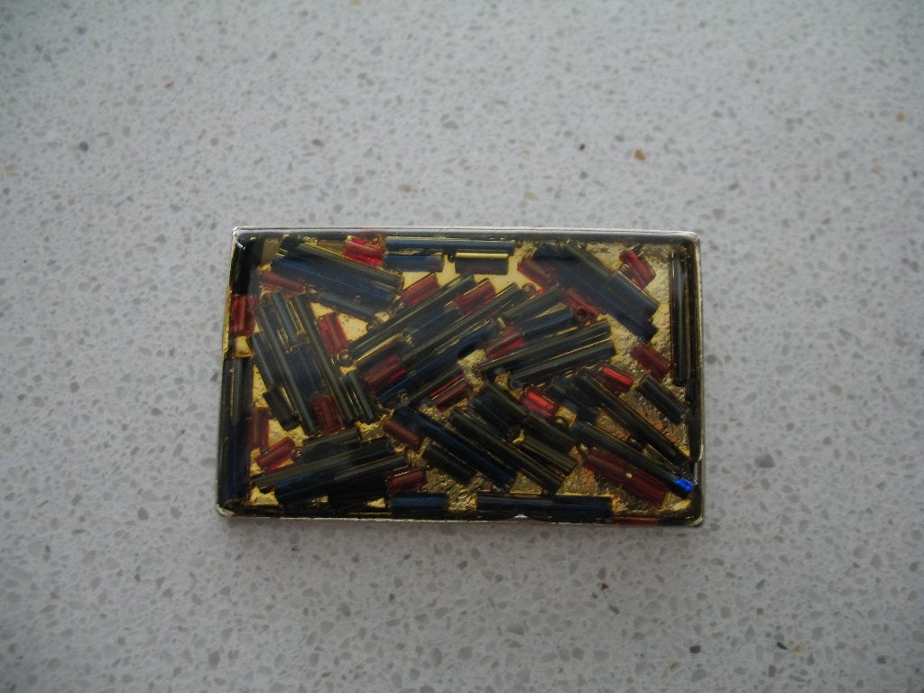 Broche Geometrisch Gekleurde Staafkralen in Gelhars, Ophalen of Verzenden, Overige materialen, Broche