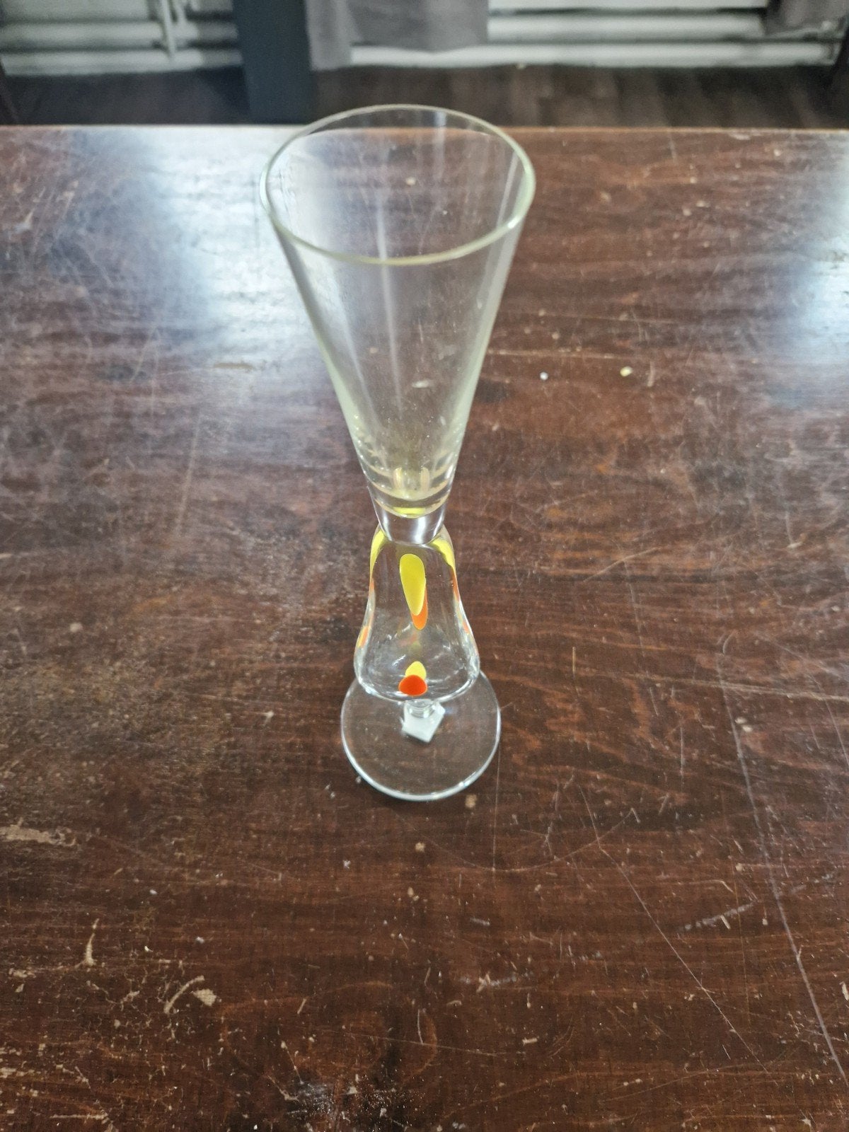 Decoratief borrelglas met kleurrijke accenten, Antiek en Kunst, Ophalen of Verzenden