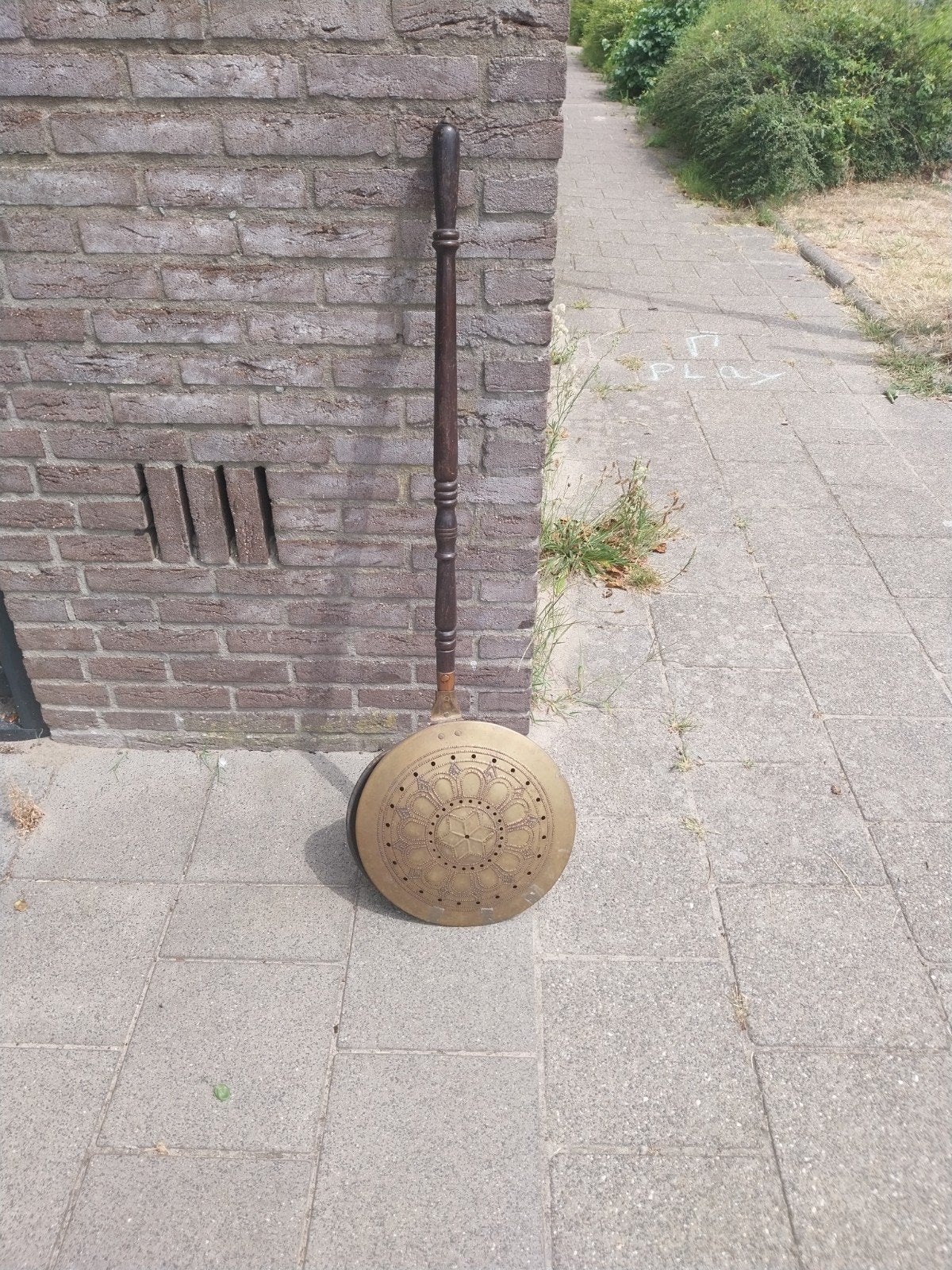 Antieke koperen beddenpan met houten steel, Ophalen