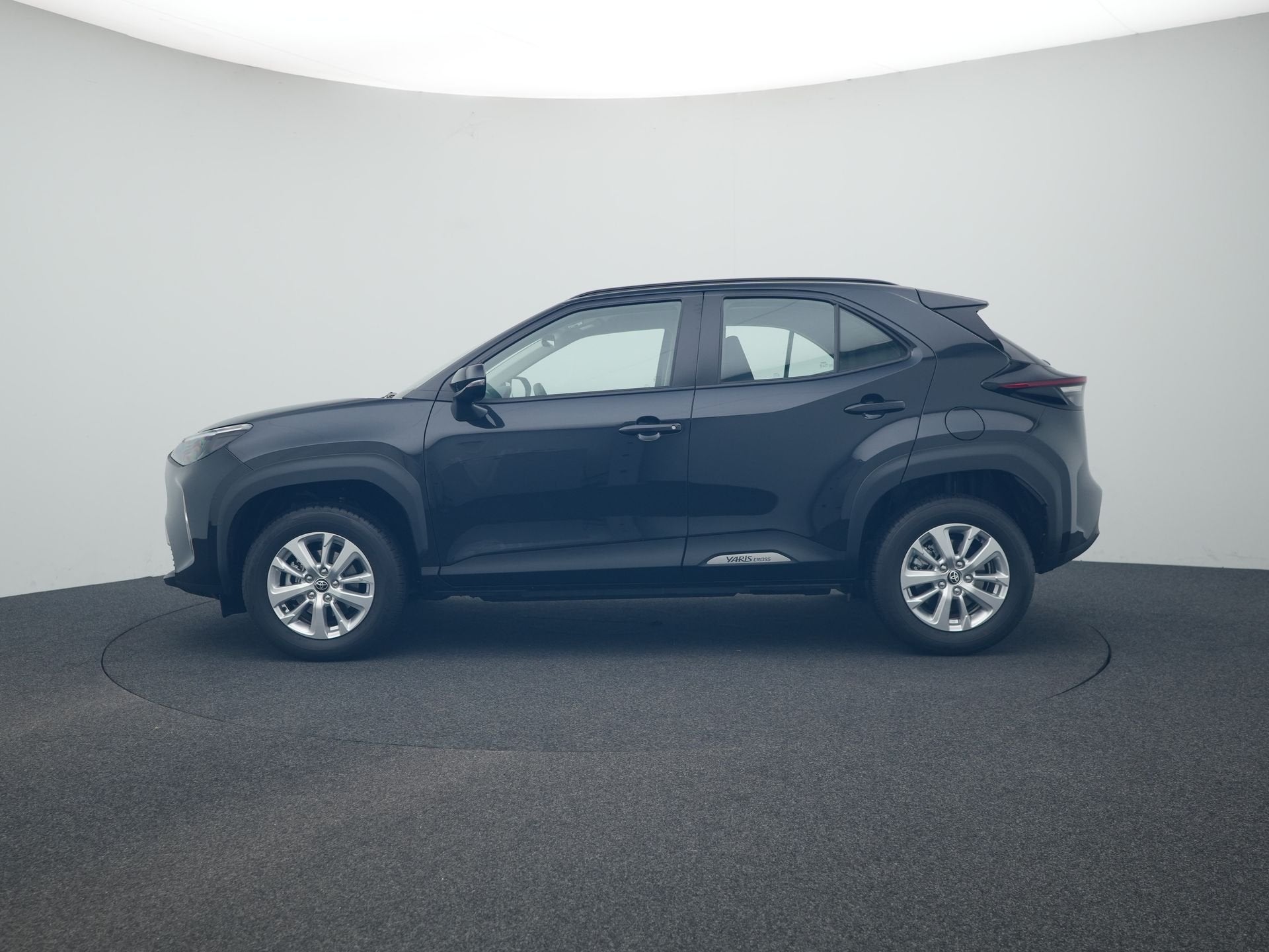 Toyota Yaris Cross 1.5 Hybrid 115 Active (bj 2025), 12 maanden, Stof, 116 pk, Zwart