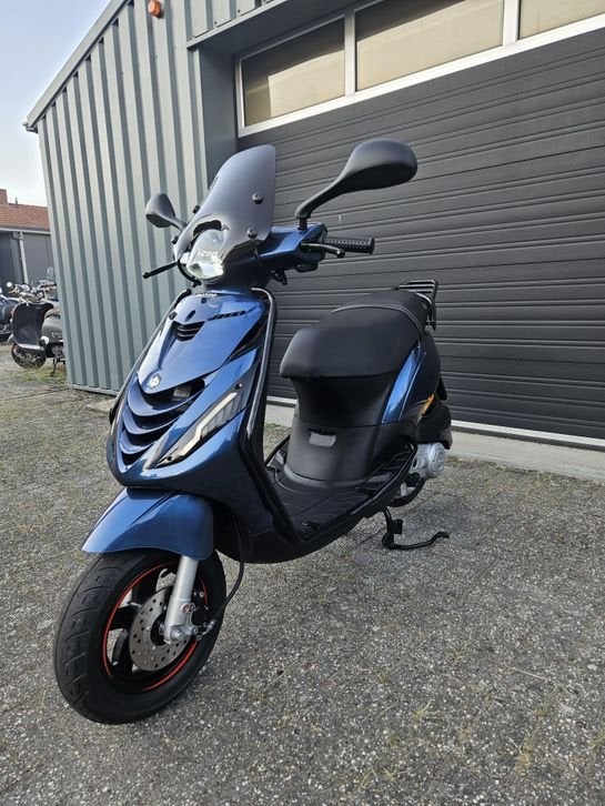 Foto 16 van PIAGGIO ZIP 50 4T E4 BROM 2020 DIAMOND BLEU 7070KM + OPTIES