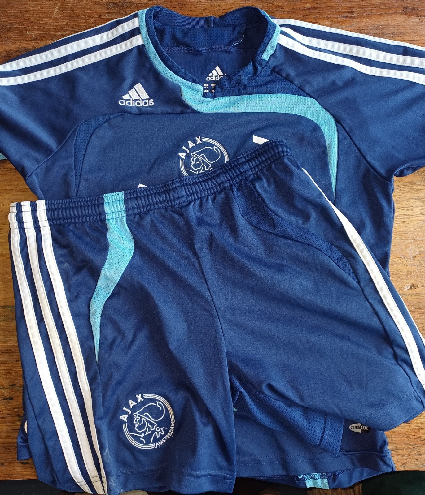Mooi Ajax Voetbaltenue Shirt & Shorts maat 140 voor € 10, Maat XS of kleiner, Ophalen, Shirt