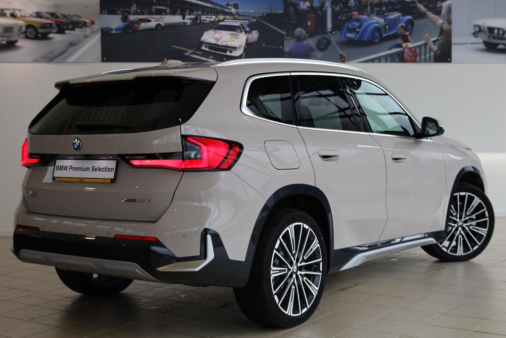BMW X1 xDrive25e xLine | Panoramadak | Head-Up Display | Har, Auto's, BMW, 105 min, Bedrijf, Vierwielaandrijving, Hybride Elektrisch/Benzine