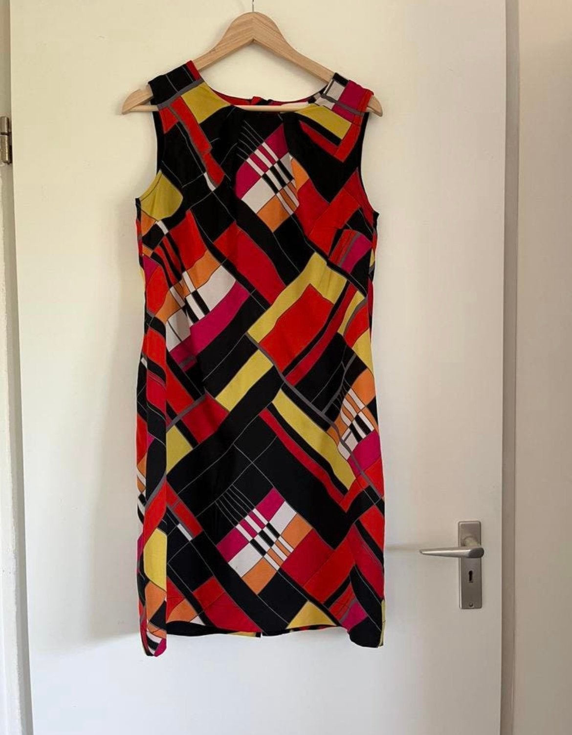Zwarte nette jurk met meerkleurig patroon, maat 40/L Micha, Kleding | Dames, Maat 38/40 (M), Zwart, Ophalen of Verzenden, Zo goed als nieuw