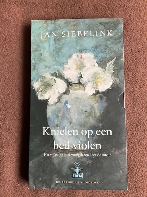 Jan Siebelink - Knielen op een bed violen (luisterboek), Ophalen of Verzenden, Cd, Volwassene