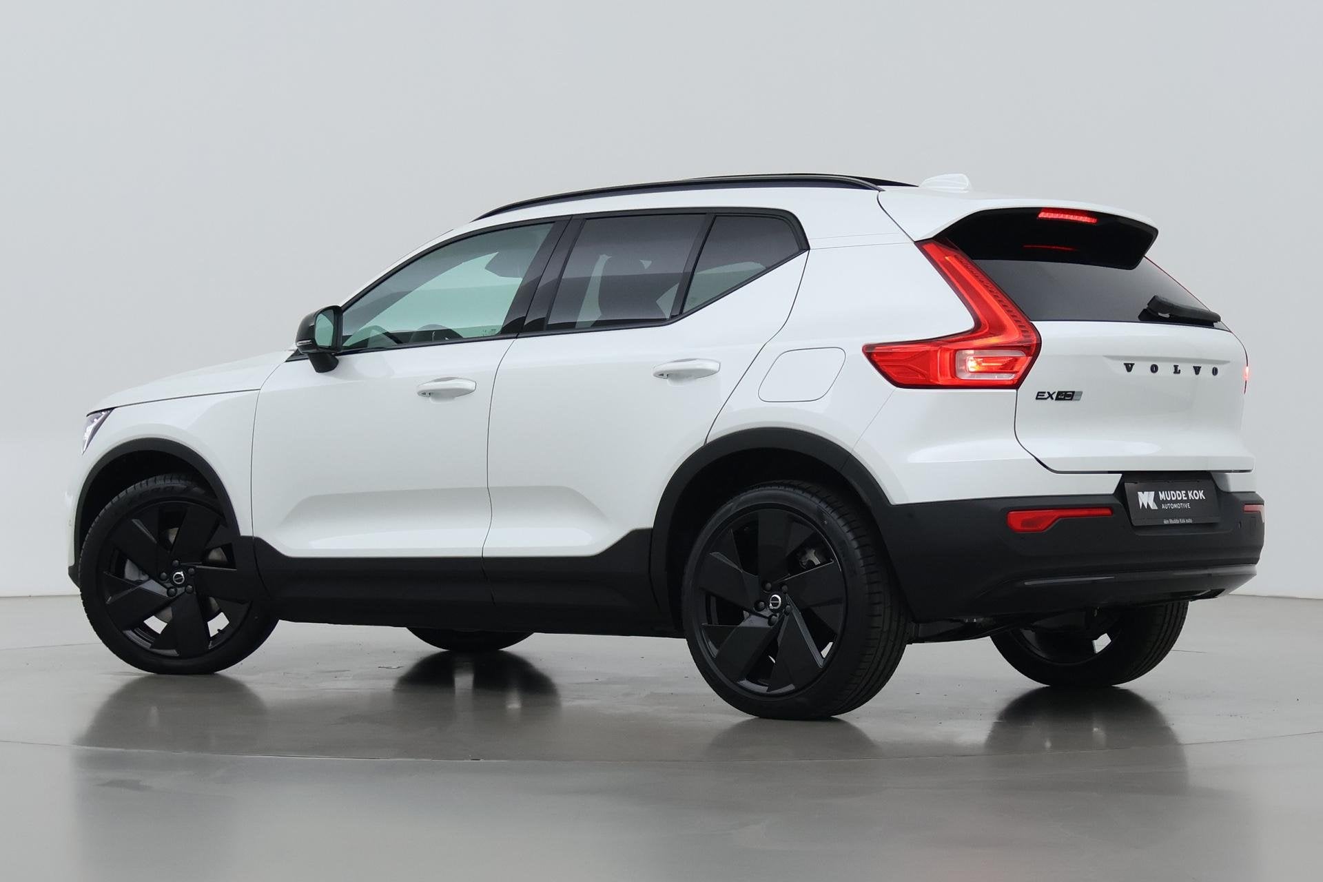 Volvo EX40 Single Motor Extended Range Plus Black Edition |, Auto's, Volvo, Automaat, Gebruikt, 252 pk, Wit