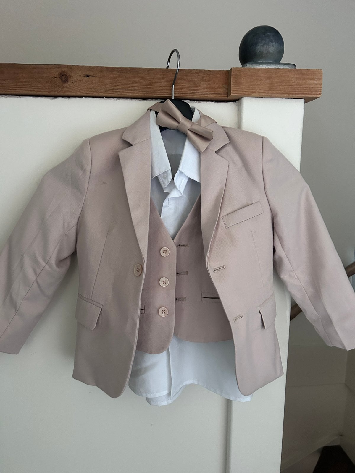 Beige Trouwpak Jongens - Compleet met Strikje, Ophalen, Zo goed als nieuw, Jongen