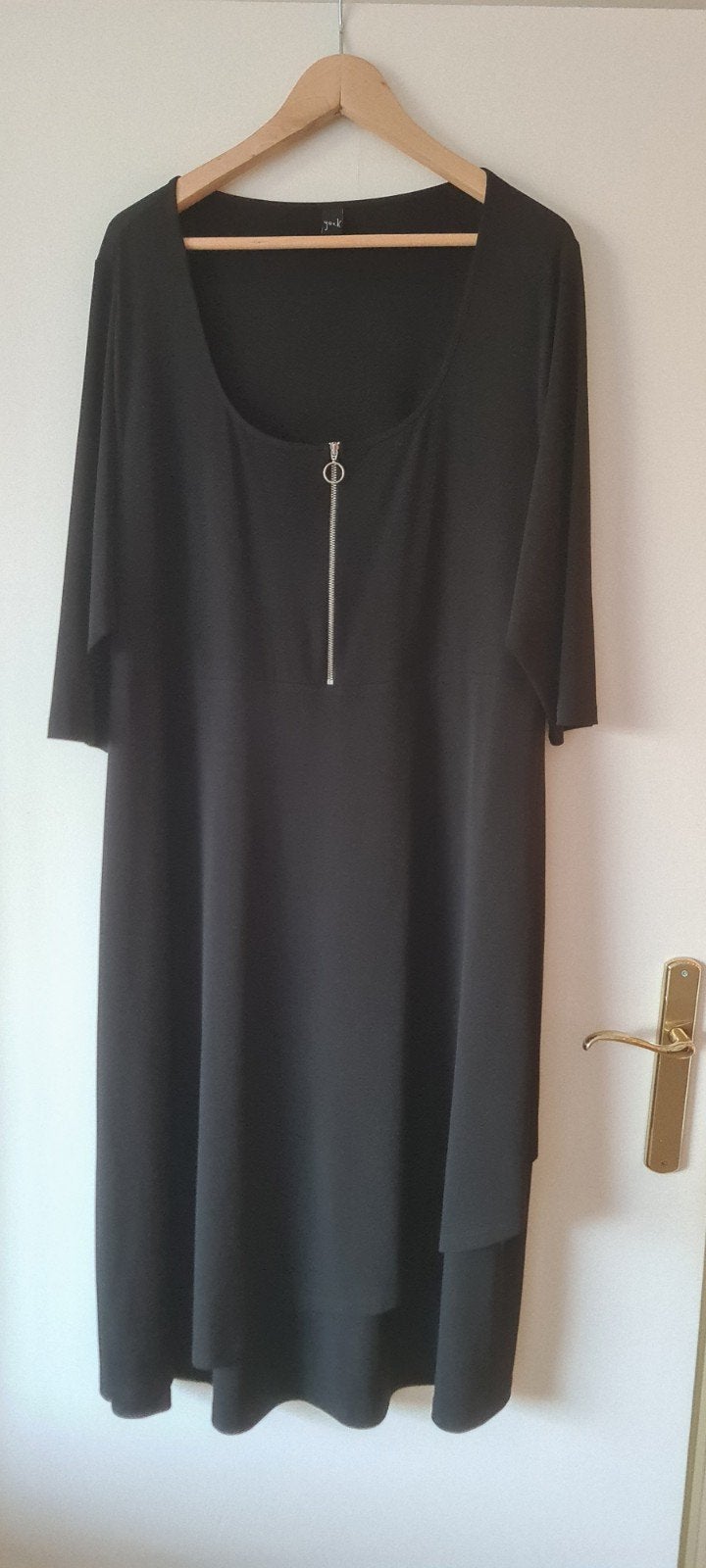 Nieuwe jurk Yoek plussize XL 50 52 zwart rits polyester, Kleding | Dames, Grote Maten, Yoek, Nieuw, Ophalen of Verzenden, Jurk