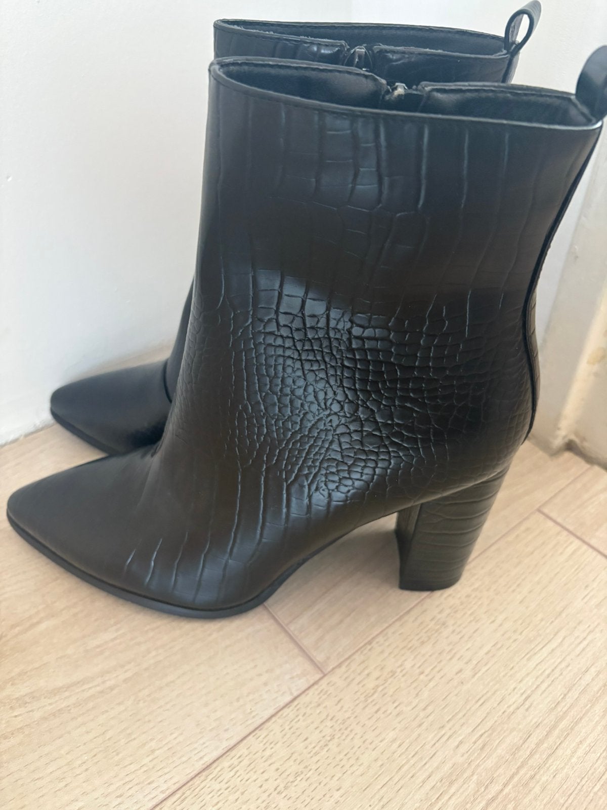 Zwarte krokodillen print enkellaarsjes maat 40 nieuw, Kleding | Dames, Zwart, Lage of Enkellaarzen, Nieuw, Ophalen of Verzenden
