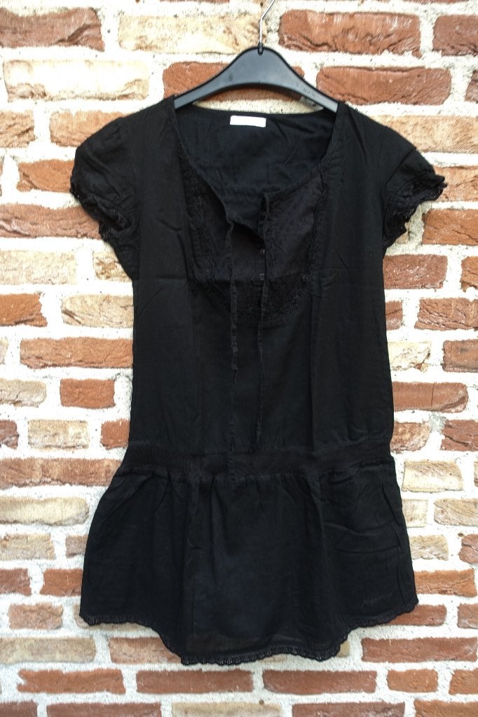 prachtig git zwart broderie jurkje van Kaporal nl mt XS, Kaporal, Zwart, Ophalen of Verzenden, Zo goed als nieuw