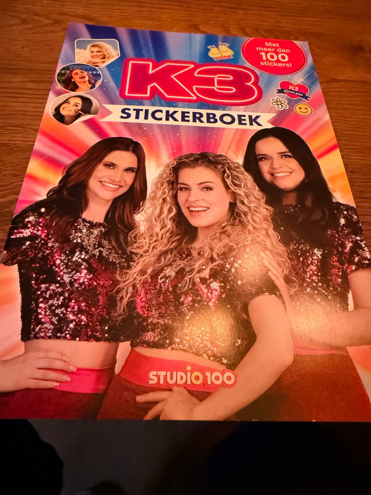 K3 Stickerboek - Met meer dan 100 stickers!, Ophalen of Verzenden, Nieuw, Film, Tv of Omroep