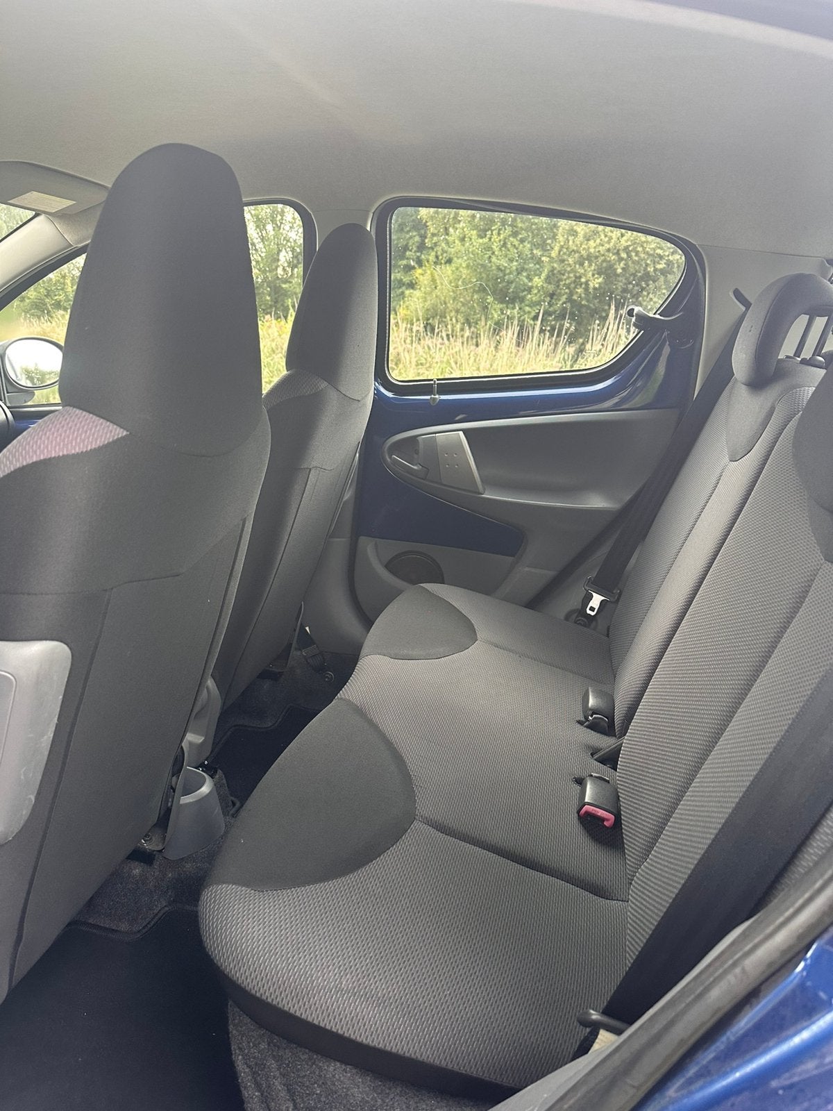 Foto 10 van Toyota Aygo 1.0 | Donker blauw | 5 Deurs | NAP | Zuinig