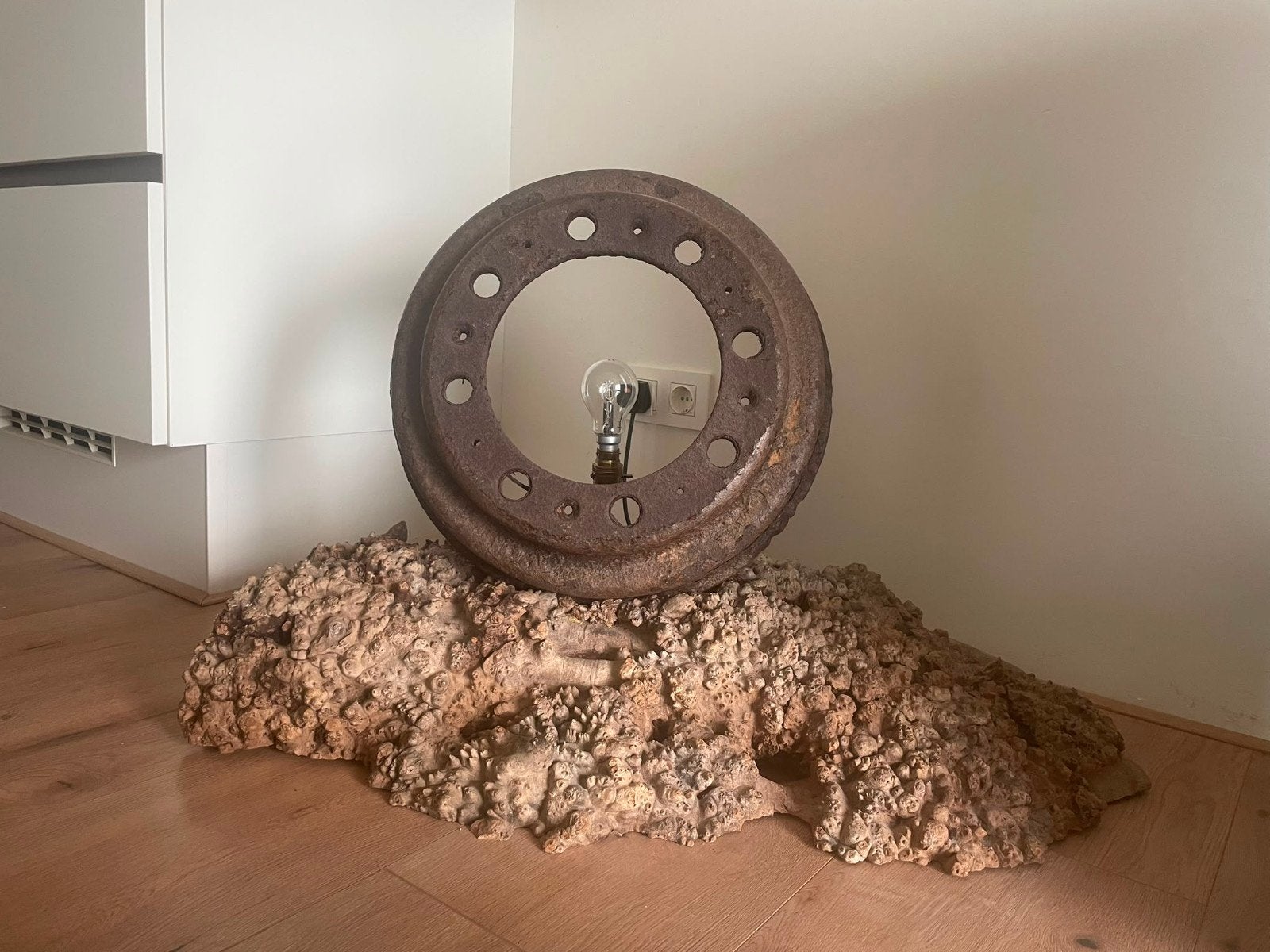 Unieke Schotse vloerlamp – Bedford wiel – stoer & authentiek, Ophalen, 150 tot 200 cm, Hout, B22 (Bajonetsluiting)