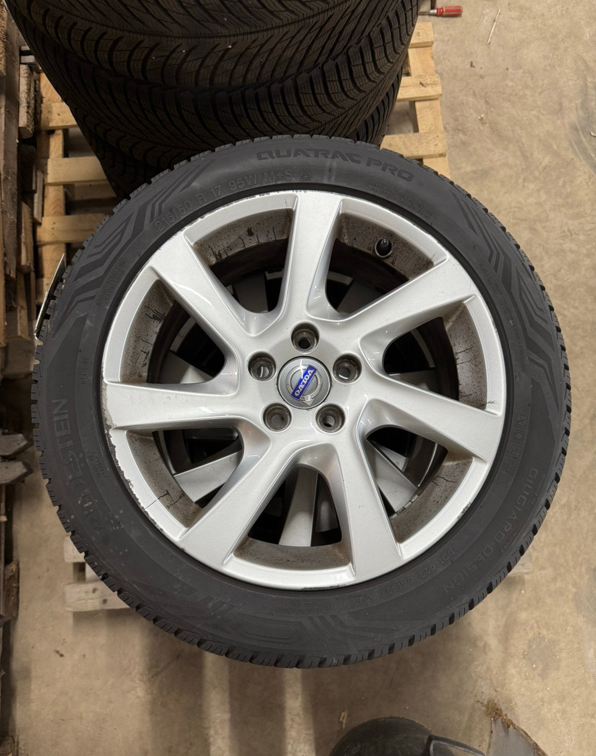 4x Volvo LM velgen 17 inch 5x108 – 215/50 R17 NIEUWE BANDEN, Auto-onderdelen, Ophalen, Banden en Velgen, 17 inch, All Season