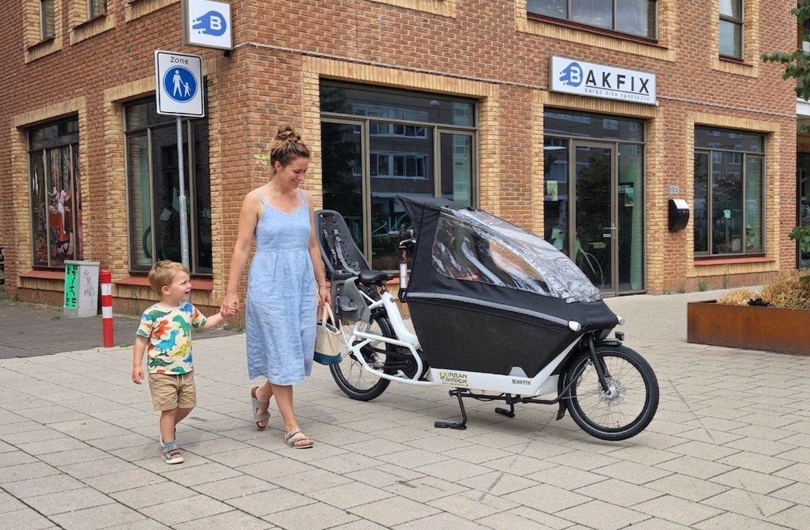 Urban Arrow Bakfiets met Bosch Active Line Motor, Fietsen en Brommers, Fietsen | Bakfietsen, 4 kinderen of meer, Urban arrow, Huif