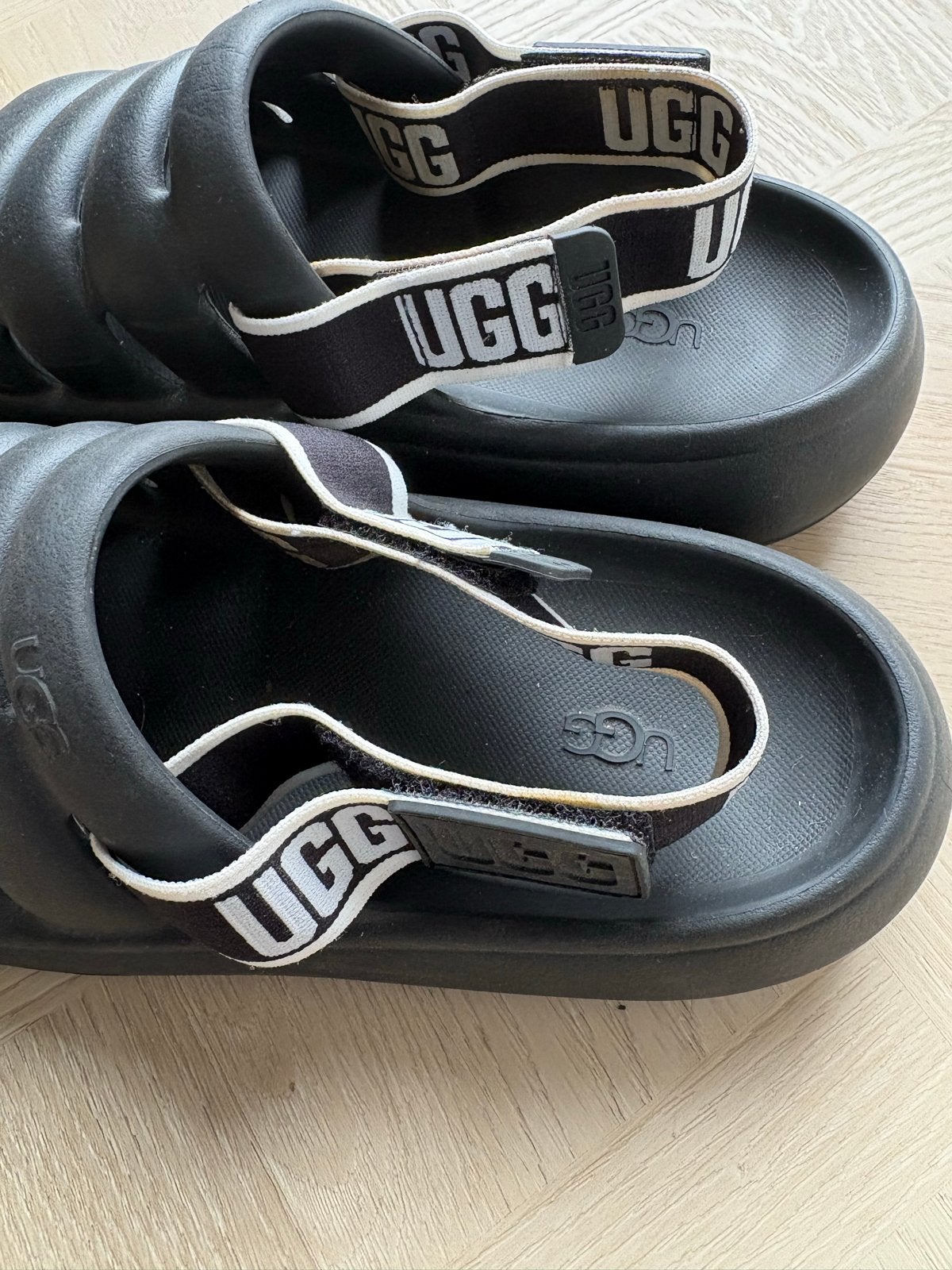 UGG slippers zwart maat 39 (valt klein), Kleding | Dames, Verzenden, Zwart, Zo goed als nieuw, Pantoffels of Sloffen