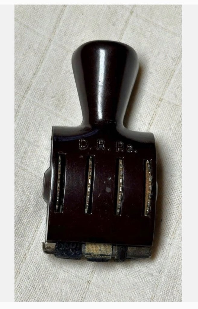 2 x Vintage bakeliet stempel en dubbelstekker decoratie, Antiek en Kunst, Ophalen of Verzenden