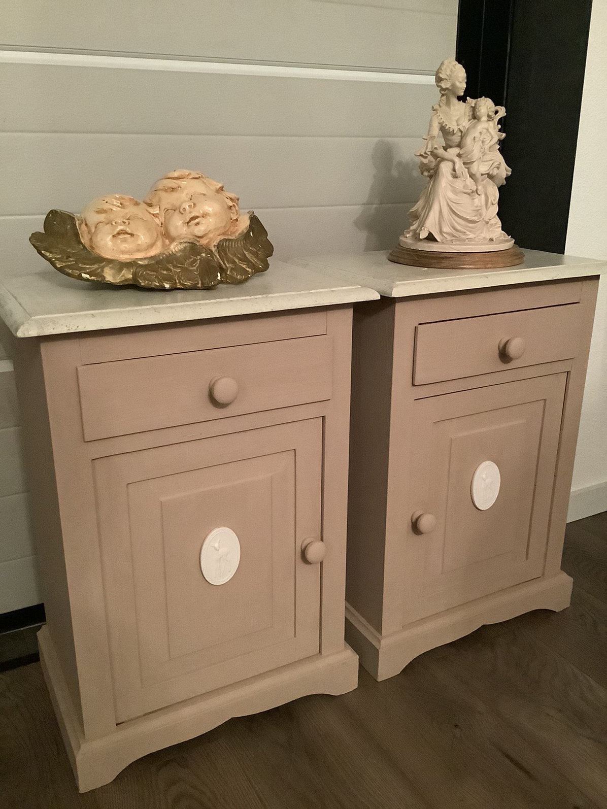 2 brocante nachtkastjes Queen Ann dressoir bielzen tuintafel, Huis en Inrichting, Slaapkamer | Nachtkastjes, Ophalen, Zo goed als nieuw