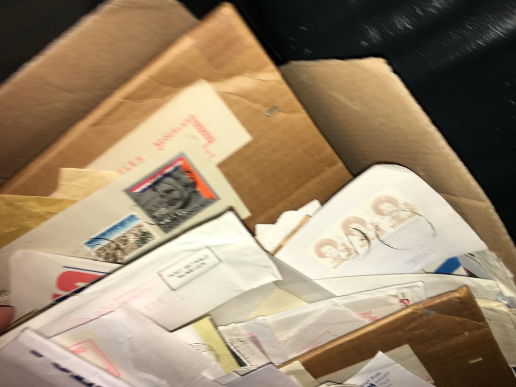 Meer dan 4 kilo postzegels + poststempels uit de hele wereld, Postzegels en Munten, Ophalen of Verzenden, Na 1940, Gestempeld