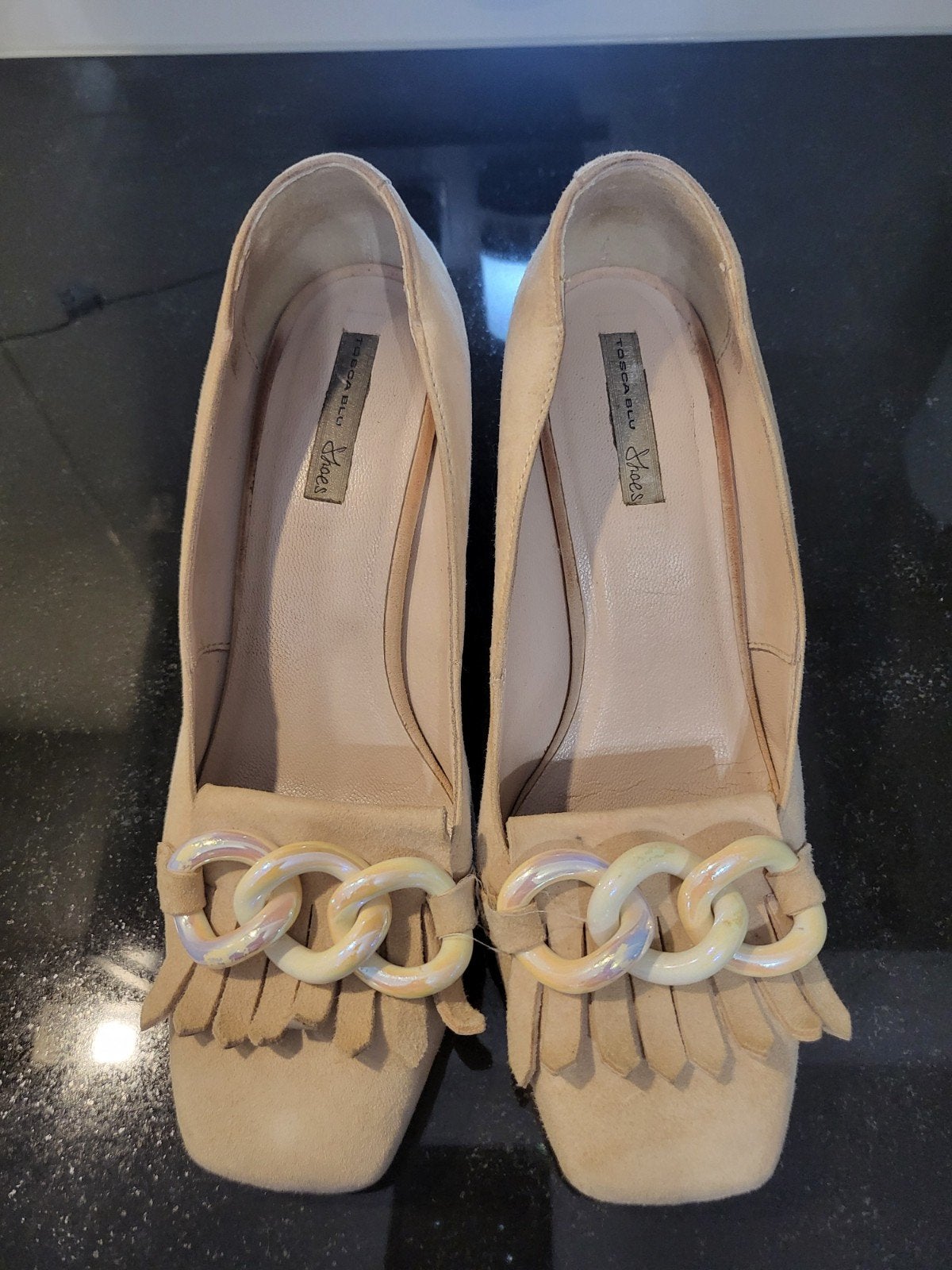 Torbica Blu Shoes suède pumps met kettingdetail, Pumps, Beige, Ophalen of Verzenden, Zo goed als nieuw