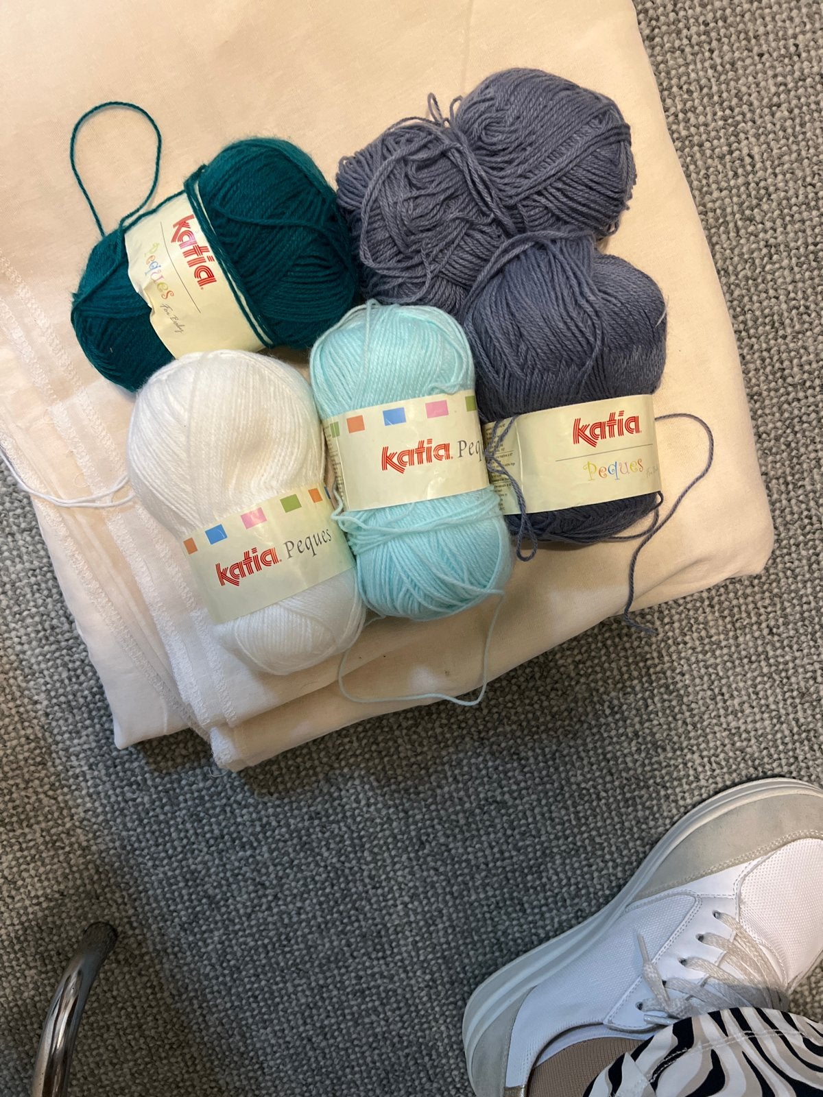Katia Peques wol - Diverse kleuren voor babyprojecten, Ophalen of Verzenden, Nieuw, Breien of Haken, Wol of Garen
