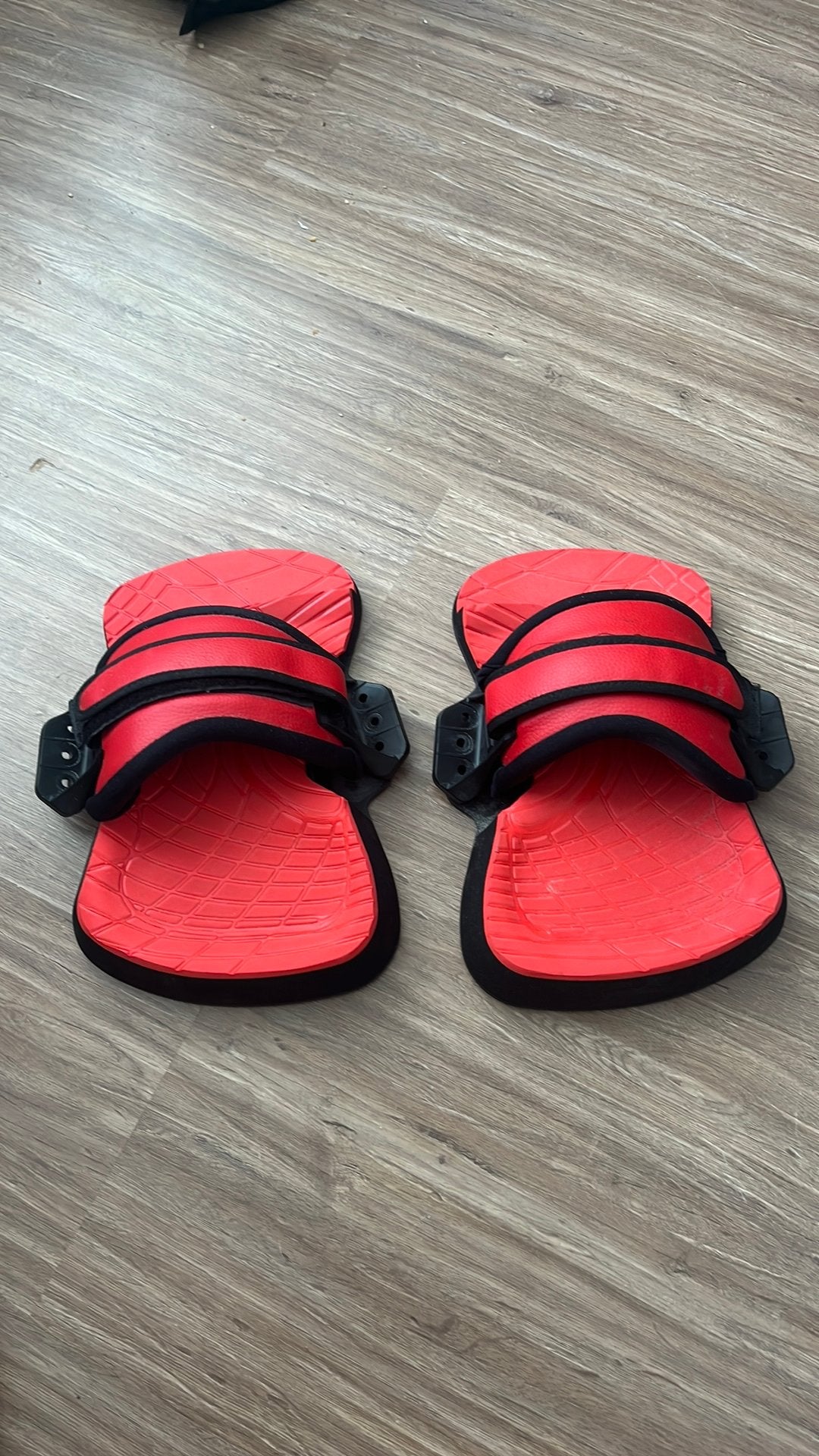 Fluid kite board straps/pads, Watersport en Boten, Kitesurfen, Twintip, Ophalen of Verzenden, Zo goed als nieuw, 4 m² of minder