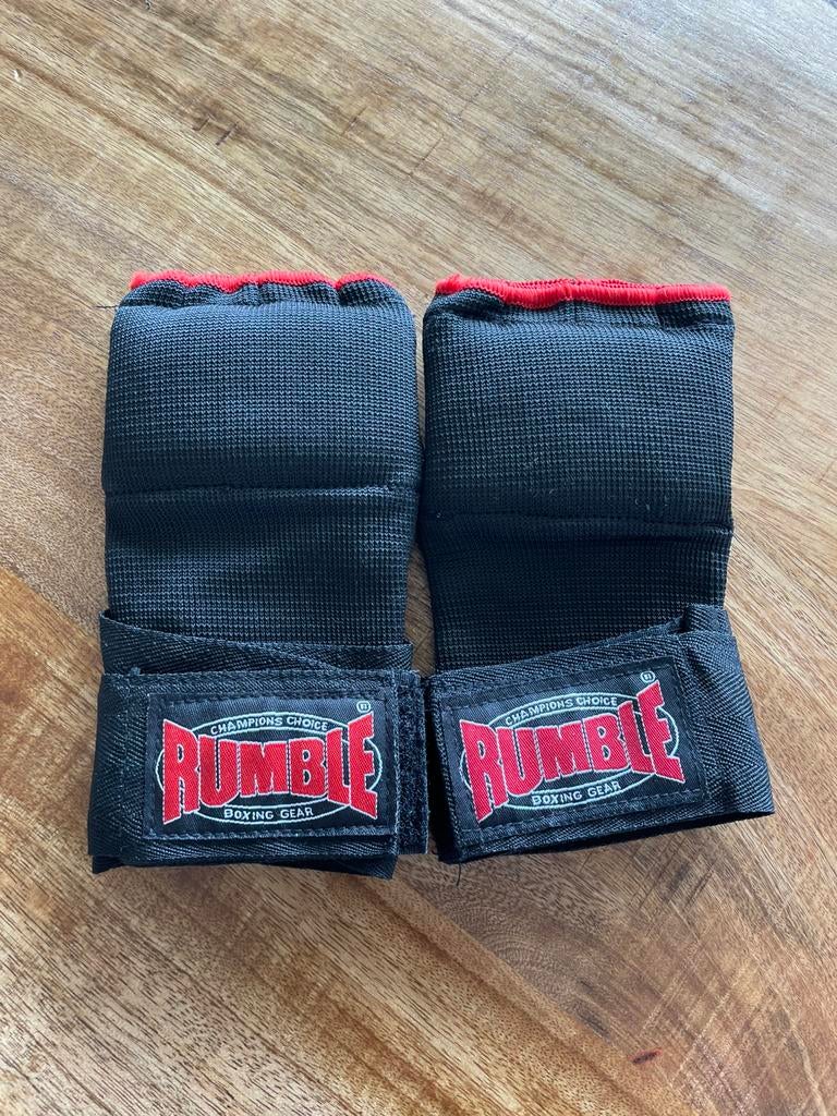 Rumble Binnenhandschoenen(maat S) met Strap zwart-rood, Ophalen of Verzenden, Zo goed als nieuw, Bokshandschoenen