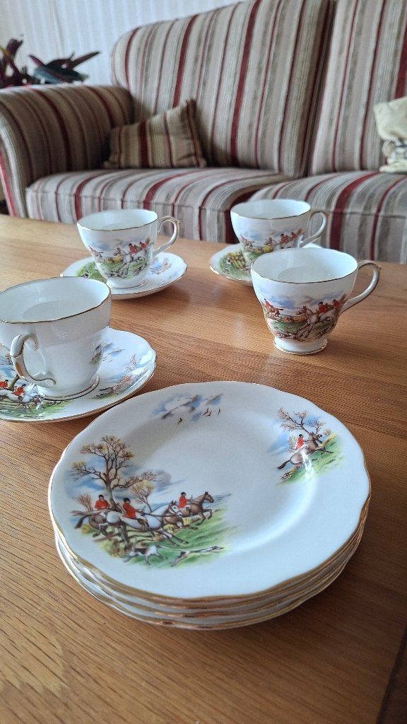 Servies Engels Vossenjacht (Duchesse), Huis en Inrichting, Keuken | Servies, Ophalen, Zo goed als nieuw, Overige stijlen, Kop(pen) en/of Schotel(s)