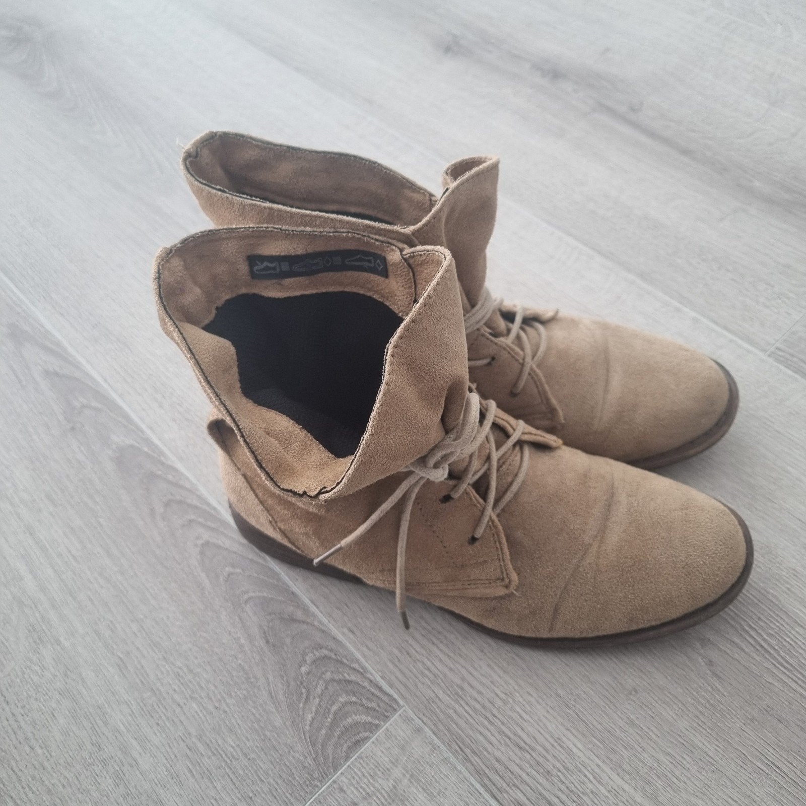 Claudia Ghizzani Beige Suede-Look Veterboots - 37, Kleding | Dames, Schoenen, Claudia Ghizzani, Beige, Lage of Enkellaarzen, Ophalen of Verzenden