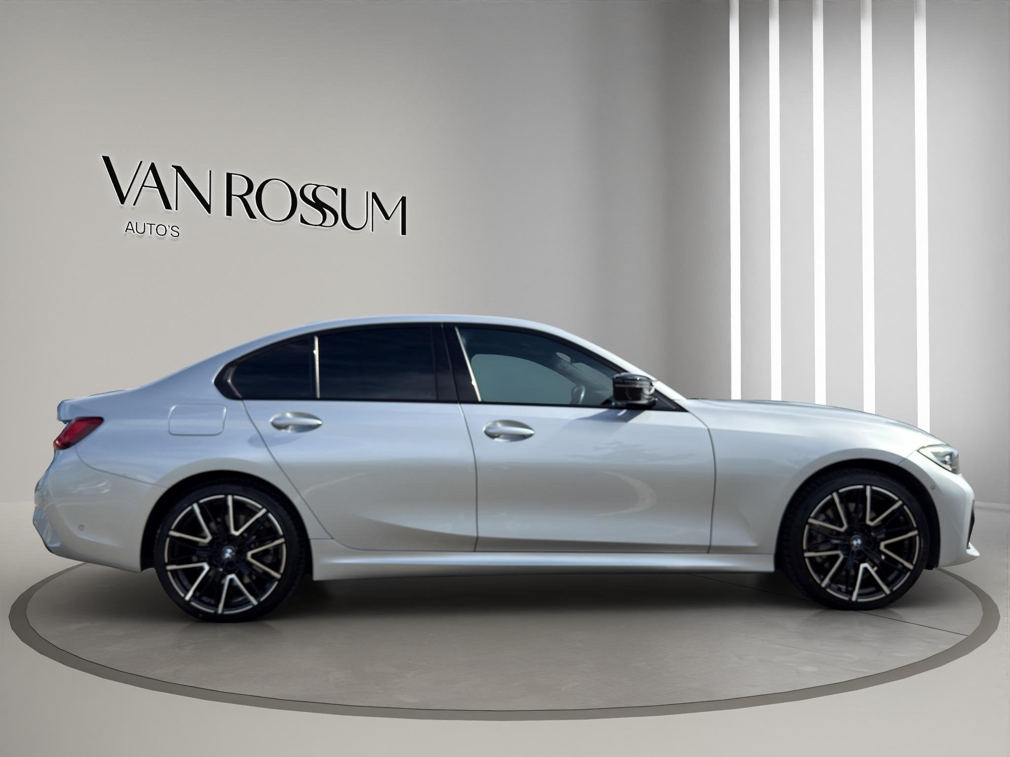 BMW 3-serie 330e M-Sport | Leer | Camera | Led | 19"|, Auto's, BMW, 1998 cc, Gebruikt, Bedrijf, Grijs