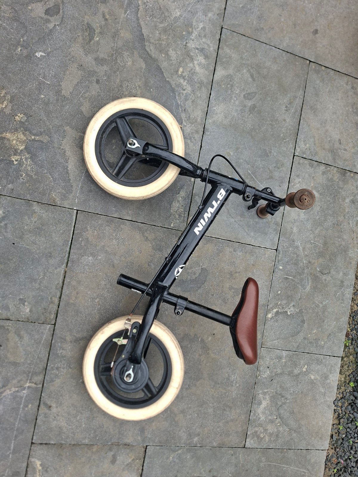 B'Twin loopfiets zwart met bruin zadel, Gebruikt, Velgrem, Ophalen of Verzenden, Minder dan 16 inch