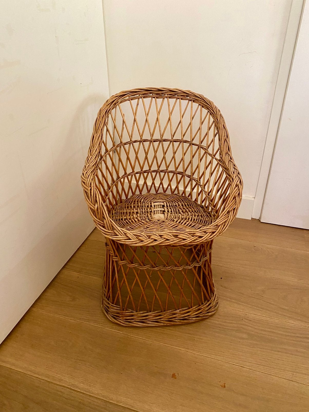 Prachtig rotan-kinderstoeltje, Kinderen en Baby's, Ophalen of Verzenden, Zo goed als nieuw, Tafel(s)