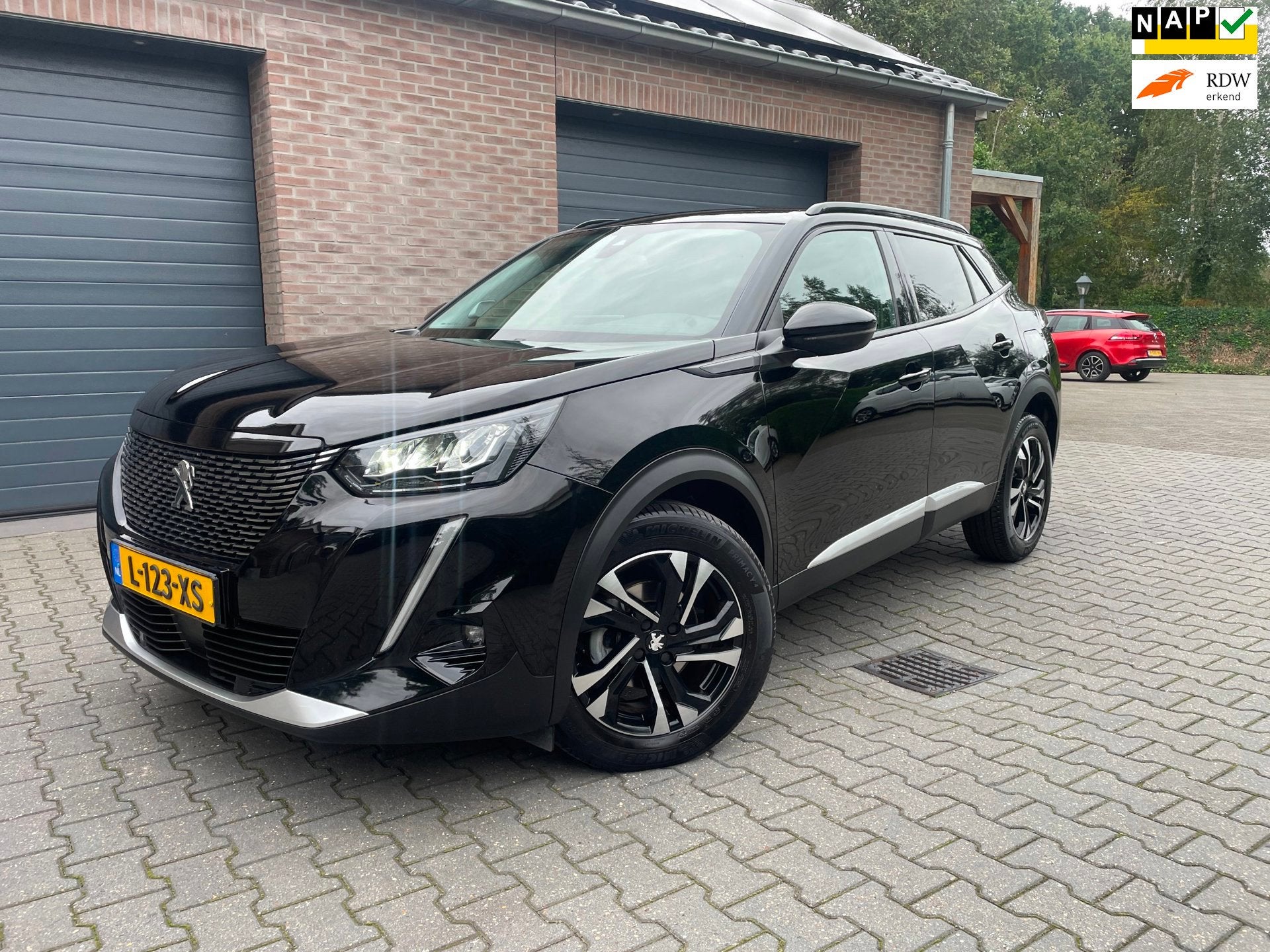 Peugeot 2008 1.2 PureTech Allure Pack ECC CARPLAY CAMERA NAV, Voorwielaandrijving, Gebruikt, Euro 6, 1199 cc